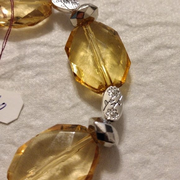 Artemis's Gems custom-made beaded bracelet with metal flower engraved beads - Picture 3 of 4